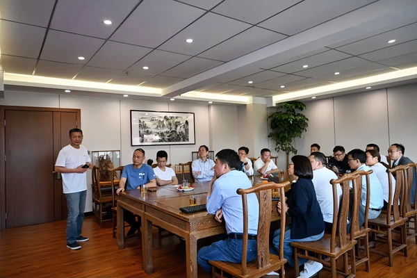二十位業內大咖齊聚鄭州，共商校服高品質發展大計