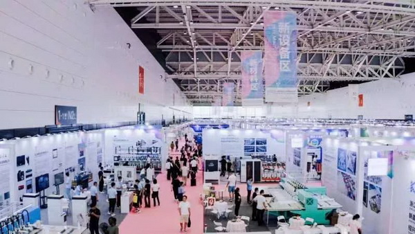  7月26日，第五屆中國（紹興）紡織新材料展在紹興國際會展中心拉開帷幕。500家企業(yè)參展，首日5000多名專業(yè)觀眾入場，展會炙熱的對接氛圍有如7月的氣浪，使行業(yè)快速升溫。海內(nèi)外企業(yè)積極響應(yīng)，原料龍頭企業(yè)高 &ldquo;復(fù)參率&rdquo;，歷經(jīng)五屆的新材料展有何獨(dú)特魅力？ 圖片  圖片  會展品質(zhì)乘勢而上   本屆新材料展獲得UFI國際展覽協(xié)會認(rèn)證，是工信部、商務(wù)部組織的2023年&ldquo;優(yōu)供給促升級&rdquo;系列活動(dòng)之一，基于往屆資源優(yōu)勢，對展覽規(guī)劃、買家邀約、會務(wù)聯(lián)動(dòng)等進(jìn)行了全線融合升級，展會品質(zhì)躍升，煥發(fā)新的風(fēng)采。展會由中國長絲織造協(xié)會、紹興市商務(wù)局、中國國際貿(mào)易委員會紹興市委員會、中國國際商會紹興商會、紹興市柯橋區(qū)會展業(yè)發(fā)展中心主辦，浙江三博會展股份有限公司聯(lián)合主辦，紹興市柯橋區(qū)中國輕紡城展會有限公司承辦，紹興市經(jīng)信局、浙江省紡織面料設(shè)計(jì)協(xié)會、七彩云、紹興市紡織行業(yè)協(xié)會協(xié)辦。  圖片  圖片  開幕盛況  國際展商同臺賽寶   本次展會共500家展商參展，設(shè)新材料、新織造、新設(shè)備、新面料四大特色展區(qū)，有超10萬款科技纖維、創(chuàng)新面料、紡機(jī)設(shè)備在展會發(fā)布。魏橋紡織、昆山東利、興發(fā)化纖、吉林化纖、通用新材料、德州恒豐、佳人新材料、浙江興發(fā)、紹興國周、鐠美科等知名紡織龍頭企業(yè)參展。紹興新昌紡機(jī)產(chǎn)業(yè)展團(tuán)、湖州長興織造產(chǎn)業(yè)展團(tuán)、諸暨繡花機(jī)械產(chǎn)業(yè)展團(tuán)、上虞染化料助劑產(chǎn)業(yè)展團(tuán)等區(qū)域展團(tuán)亮相。本屆展會更是引眾多RCEP國家和地區(qū)的展商組團(tuán)奔赴而來，在國際展區(qū)，韓國ditto時(shí)尚聯(lián)盟、緬甸中國商會、莫斯科中小企業(yè)工商會等國際展團(tuán)人氣旺盛。  圖片  企業(yè)展區(qū)  眾多展商聚焦雙碳熱點(diǎn)，圍繞綠色、健康、智造等方向展開產(chǎn)品角逐。魏橋紡織的生物基綠色環(huán)保+抗菌混紡系列、湖州威達(dá)集團(tuán)的綠色環(huán)保色紡紗系列、昆山東利的仿生透氣科技面料系列、吳江蘭天織造的UV對抗仿生科技面料、新型雙層直充防寒面料、機(jī)能無氨彈力面料等展品亮點(diǎn)頻出，展商企業(yè)開啟&ldquo;搶客&rdquo;模式，緊抓展會機(jī)遇尋求下游合作。本屆展會有更大規(guī)模的智能紡機(jī)、織機(jī)設(shè)備企業(yè)參展，進(jìn)一步彰顯國產(chǎn)智能織造的研發(fā)水平，鐠美科、浙江康立自控科技、浙江凱成智能設(shè)備、浙江瑪雅機(jī)電等展位帶來媲美國際水平的最新機(jī)械設(shè)備，令人矚目。  圖片  設(shè)備展區(qū)  探索解決行業(yè)困惑與瓶頸，是新材料展歷經(jīng)多屆與各企業(yè)總結(jié)、達(dá)成的共識，也是其不僅在于產(chǎn)品展貿(mào)，更在于新理念的交匯的價(jià)值內(nèi)涵。  國際視野論外貿(mào)   由中國紡織品進(jìn)出口商會主辦的2023紹興國際（RCEP）紡織服裝產(chǎn)業(yè)論壇系列活動(dòng)與展會同期同館開幕。論壇以&ldquo;RCEP新機(jī)遇-紡織產(chǎn)業(yè)新格局&rdquo;為主題，就國內(nèi)紡織產(chǎn)業(yè)結(jié)構(gòu)與RCEP國際紡織服裝產(chǎn)業(yè)的發(fā)展趨勢進(jìn)行研討與產(chǎn)業(yè)對接。中國紡織品進(jìn)出口商會副會長王宇、韓國時(shí)尚服裝人工智能研究所院長金蕙京、緬甸中國紡織服裝協(xié)會會長施坤等嘉賓為論壇開幕致辭。  圖片  圖片 論壇開幕式  論壇開幕式后，首場系列活動(dòng)韓國服飾流行趨勢論壇在展會時(shí)尚活動(dòng)區(qū)舉辦，多家韓國時(shí)裝品牌聯(lián)合走秀，同時(shí)Dito&ditto，ISAE，F(xiàn)&PLUS等韓國時(shí)尚機(jī)構(gòu)帶來韓國時(shí)尚產(chǎn)業(yè)與數(shù)字技術(shù)的發(fā)展趨勢分享。后續(xù)將陸續(xù)舉辦2023生物基纖維材料產(chǎn)業(yè)技術(shù)論壇、走進(jìn)中國輕紡城市場對接會、亞洲紡織服裝供應(yīng)鏈高增長論壇等系列活動(dòng)。  圖片  圖片 論壇系列活動(dòng)&mdash;&mdash;韓國服飾流行趨勢論壇  中國纖維展姿態(tài)   作為歷屆新材料展重要配套論壇，2023中國紹興紡織新材料論壇將于展會第二日舉辦。將聚集昆山東利、浙江中國輕紡城集團(tuán)、浙江佳人新材料、紹興隆泰石墨烯、特思達(dá)（TESTEX）、廣東人仁康、浙江中紡標(biāo)、紹興織蛛物聯(lián)科技等企業(yè)作新產(chǎn)品新項(xiàng)目分享，帶來中國輕紡城紡織新材料采購中心推介，環(huán)保面料、再生聚酯新材料、石墨烯等纖維面料創(chuàng)新產(chǎn)品發(fā)布，OEKO-TEX&reg; STANDARD 100安全標(biāo)準(zhǔn)、健康紡織品標(biāo)準(zhǔn)、5A光子抗菌、坯布在線檢測等檢測后整理技術(shù)分享，諸多亮點(diǎn)值得期待。  圖片  觸摸纖維時(shí)尚,躍升品牌能級,纖維材料的性能之變，已經(jīng)與終端產(chǎn)品在競爭市場的廝殺突圍息息相關(guān)，從面料到服裝、家紡，從國內(nèi)企業(yè)到海外品牌，都不能錯(cuò)過這一場產(chǎn)業(yè)對接的盛會。  跨越山海齊聚首   本屆展會借助今年全線升級之勢，全面擴(kuò)大對面料、服裝業(yè)大規(guī)模大品牌企業(yè)的邀約，并提前進(jìn)行買家需求的預(yù)采集和展商產(chǎn)品的預(yù)對接，顯著提升買家熱情和觀展效率。展會首日，丹東華洋紡織服裝、北京奔流野外運(yùn)動(dòng)服裝、北京方圣時(shí)尚、華紡股份有限公司等品牌買家應(yīng)邀而來，廣東、湖州、義烏、新疆等十余個(gè)地區(qū)采購團(tuán)紛紛到場，更有韓國、俄羅斯、越南、緬甸等數(shù)百名海外買家跨越山海來相會，如國際知名服裝品牌 J.K. Apparel、DOBB、LUBOO、YL co.,ltd、CHUNSANGDOO INNOCENCE、DAYGREEN INC等。  圖片  采供對接  商貿(mào)對接攬訂單   展會打通產(chǎn)業(yè)鏈，延伸展貿(mào)對接服務(wù)。現(xiàn)場，快時(shí)尚跨境電商企業(yè)SheIn開啟為期兩天的面料專場、服裝專場閉門采購會，帶來數(shù)百類采購需求。國內(nèi)品牌采購團(tuán)走進(jìn)紡織源產(chǎn)地中國輕紡城市場，展開時(shí)尚買手與優(yōu)質(zhì)原創(chuàng)面料的靈感碰撞。展會第二日，亞洲染料聯(lián)合會、韓國纖維產(chǎn)業(yè)研究院、莫斯科中小企業(yè)商會、越南紡織商會、緬甸中國商會等國際采購團(tuán)也將進(jìn)市場與柯橋面料企業(yè)接洽外貿(mào)訂單。  圖片  圖片 采供對接  2023中國（紹興）紡織新材料展打造了新材料、新技術(shù)的信息高地，以國際展會的標(biāo)準(zhǔn)，向內(nèi)外貿(mào)一體化展會平臺成長蛻變，它是當(dāng)下紡織供應(yīng)鏈趨勢的具象展示，更是一場中國纖維向世界的傾訴表達(dá)。  圖片  圖片 圖片 ?觸摸纖維時(shí)尚、躍升品牌能級，第五屆中國（紹興）紡織新材料展盛大開幕