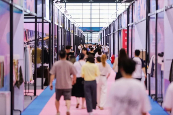  7月26日，第五屆中國（紹興）紡織新材料展在紹興國際會展中心拉開帷幕。500家企業(yè)參展，首日5000多名專業(yè)觀眾入場，展會炙熱的對接氛圍有如7月的氣浪，使行業(yè)快速升溫。海內(nèi)外企業(yè)積極響應(yīng)，原料龍頭企業(yè)高 &ldquo;復(fù)參率&rdquo;，歷經(jīng)五屆的新材料展有何獨(dú)特魅力？ 圖片  圖片  會展品質(zhì)乘勢而上   本屆新材料展獲得UFI國際展覽協(xié)會認(rèn)證，是工信部、商務(wù)部組織的2023年&ldquo;優(yōu)供給促升級&rdquo;系列活動(dòng)之一，基于往屆資源優(yōu)勢，對展覽規(guī)劃、買家邀約、會務(wù)聯(lián)動(dòng)等進(jìn)行了全線融合升級，展會品質(zhì)躍升，煥發(fā)新的風(fēng)采。展會由中國長絲織造協(xié)會、紹興市商務(wù)局、中國國際貿(mào)易委員會紹興市委員會、中國國際商會紹興商會、紹興市柯橋區(qū)會展業(yè)發(fā)展中心主辦，浙江三博會展股份有限公司聯(lián)合主辦，紹興市柯橋區(qū)中國輕紡城展會有限公司承辦，紹興市經(jīng)信局、浙江省紡織面料設(shè)計(jì)協(xié)會、七彩云、紹興市紡織行業(yè)協(xié)會協(xié)辦。  圖片  圖片  開幕盛況  國際展商同臺賽寶   本次展會共500家展商參展，設(shè)新材料、新織造、新設(shè)備、新面料四大特色展區(qū)，有超10萬款科技纖維、創(chuàng)新面料、紡機(jī)設(shè)備在展會發(fā)布。魏橋紡織、昆山東利、興發(fā)化纖、吉林化纖、通用新材料、德州恒豐、佳人新材料、浙江興發(fā)、紹興國周、鐠美科等知名紡織龍頭企業(yè)參展。紹興新昌紡機(jī)產(chǎn)業(yè)展團(tuán)、湖州長興織造產(chǎn)業(yè)展團(tuán)、諸暨繡花機(jī)械產(chǎn)業(yè)展團(tuán)、上虞染化料助劑產(chǎn)業(yè)展團(tuán)等區(qū)域展團(tuán)亮相。本屆展會更是引眾多RCEP國家和地區(qū)的展商組團(tuán)奔赴而來，在國際展區(qū)，韓國ditto時(shí)尚聯(lián)盟、緬甸中國商會、莫斯科中小企業(yè)工商會等國際展團(tuán)人氣旺盛。  圖片  企業(yè)展區(qū)  眾多展商聚焦雙碳熱點(diǎn)，圍繞綠色、健康、智造等方向展開產(chǎn)品角逐。魏橋紡織的生物基綠色環(huán)保+抗菌混紡系列、湖州威達(dá)集團(tuán)的綠色環(huán)保色紡紗系列、昆山東利的仿生透氣科技面料系列、吳江蘭天織造的UV對抗仿生科技面料、新型雙層直充防寒面料、機(jī)能無氨彈力面料等展品亮點(diǎn)頻出，展商企業(yè)開啟&ldquo;搶客&rdquo;模式，緊抓展會機(jī)遇尋求下游合作。本屆展會有更大規(guī)模的智能紡機(jī)、織機(jī)設(shè)備企業(yè)參展，進(jìn)一步彰顯國產(chǎn)智能織造的研發(fā)水平，鐠美科、浙江康立自控科技、浙江凱成智能設(shè)備、浙江瑪雅機(jī)電等展位帶來媲美國際水平的最新機(jī)械設(shè)備，令人矚目。  圖片  設(shè)備展區(qū)  探索解決行業(yè)困惑與瓶頸，是新材料展歷經(jīng)多屆與各企業(yè)總結(jié)、達(dá)成的共識，也是其不僅在于產(chǎn)品展貿(mào)，更在于新理念的交匯的價(jià)值內(nèi)涵。  國際視野論外貿(mào)   由中國紡織品進(jìn)出口商會主辦的2023紹興國際（RCEP）紡織服裝產(chǎn)業(yè)論壇系列活動(dòng)與展會同期同館開幕。論壇以&ldquo;RCEP新機(jī)遇-紡織產(chǎn)業(yè)新格局&rdquo;為主題，就國內(nèi)紡織產(chǎn)業(yè)結(jié)構(gòu)與RCEP國際紡織服裝產(chǎn)業(yè)的發(fā)展趨勢進(jìn)行研討與產(chǎn)業(yè)對接。中國紡織品進(jìn)出口商會副會長王宇、韓國時(shí)尚服裝人工智能研究所院長金蕙京、緬甸中國紡織服裝協(xié)會會長施坤等嘉賓為論壇開幕致辭。  圖片  圖片 論壇開幕式  論壇開幕式后，首場系列活動(dòng)韓國服飾流行趨勢論壇在展會時(shí)尚活動(dòng)區(qū)舉辦，多家韓國時(shí)裝品牌聯(lián)合走秀，同時(shí)Dito&ditto，ISAE，F(xiàn)&PLUS等韓國時(shí)尚機(jī)構(gòu)帶來韓國時(shí)尚產(chǎn)業(yè)與數(shù)字技術(shù)的發(fā)展趨勢分享。后續(xù)將陸續(xù)舉辦2023生物基纖維材料產(chǎn)業(yè)技術(shù)論壇、走進(jìn)中國輕紡城市場對接會、亞洲紡織服裝供應(yīng)鏈高增長論壇等系列活動(dòng)。  圖片  圖片 論壇系列活動(dòng)&mdash;&mdash;韓國服飾流行趨勢論壇  中國纖維展姿態(tài)   作為歷屆新材料展重要配套論壇，2023中國紹興紡織新材料論壇將于展會第二日舉辦。將聚集昆山東利、浙江中國輕紡城集團(tuán)、浙江佳人新材料、紹興隆泰石墨烯、特思達(dá)（TESTEX）、廣東人仁康、浙江中紡標(biāo)、紹興織蛛物聯(lián)科技等企業(yè)作新產(chǎn)品新項(xiàng)目分享，帶來中國輕紡城紡織新材料采購中心推介，環(huán)保面料、再生聚酯新材料、石墨烯等纖維面料創(chuàng)新產(chǎn)品發(fā)布，OEKO-TEX&reg; STANDARD 100安全標(biāo)準(zhǔn)、健康紡織品標(biāo)準(zhǔn)、5A光子抗菌、坯布在線檢測等檢測后整理技術(shù)分享，諸多亮點(diǎn)值得期待。  圖片  觸摸纖維時(shí)尚,躍升品牌能級,纖維材料的性能之變，已經(jīng)與終端產(chǎn)品在競爭市場的廝殺突圍息息相關(guān)，從面料到服裝、家紡，從國內(nèi)企業(yè)到海外品牌，都不能錯(cuò)過這一場產(chǎn)業(yè)對接的盛會。  跨越山海齊聚首   本屆展會借助今年全線升級之勢，全面擴(kuò)大對面料、服裝業(yè)大規(guī)模大品牌企業(yè)的邀約，并提前進(jìn)行買家需求的預(yù)采集和展商產(chǎn)品的預(yù)對接，顯著提升買家熱情和觀展效率。展會首日，丹東華洋紡織服裝、北京奔流野外運(yùn)動(dòng)服裝、北京方圣時(shí)尚、華紡股份有限公司等品牌買家應(yīng)邀而來，廣東、湖州、義烏、新疆等十余個(gè)地區(qū)采購團(tuán)紛紛到場，更有韓國、俄羅斯、越南、緬甸等數(shù)百名海外買家跨越山海來相會，如國際知名服裝品牌 J.K. Apparel、DOBB、LUBOO、YL co.,ltd、CHUNSANGDOO INNOCENCE、DAYGREEN INC等。  圖片  采供對接  商貿(mào)對接攬訂單   展會打通產(chǎn)業(yè)鏈，延伸展貿(mào)對接服務(wù)。現(xiàn)場，快時(shí)尚跨境電商企業(yè)SheIn開啟為期兩天的面料專場、服裝專場閉門采購會，帶來數(shù)百類采購需求。國內(nèi)品牌采購團(tuán)走進(jìn)紡織源產(chǎn)地中國輕紡城市場，展開時(shí)尚買手與優(yōu)質(zhì)原創(chuàng)面料的靈感碰撞。展會第二日，亞洲染料聯(lián)合會、韓國纖維產(chǎn)業(yè)研究院、莫斯科中小企業(yè)商會、越南紡織商會、緬甸中國商會等國際采購團(tuán)也將進(jìn)市場與柯橋面料企業(yè)接洽外貿(mào)訂單。  圖片  圖片 采供對接  2023中國（紹興）紡織新材料展打造了新材料、新技術(shù)的信息高地，以國際展會的標(biāo)準(zhǔn)，向內(nèi)外貿(mào)一體化展會平臺成長蛻變，它是當(dāng)下紡織供應(yīng)鏈趨勢的具象展示，更是一場中國纖維向世界的傾訴表達(dá)。  圖片  圖片 圖片 ?觸摸纖維時(shí)尚、躍升品牌能級，第五屆中國（紹興）紡織新材料展盛大開幕