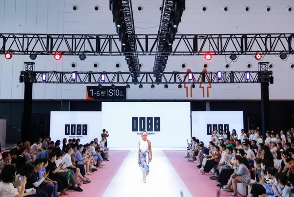  7月26日，第五屆中國（紹興）紡織新材料展在紹興國際會展中心拉開帷幕。500家企業(yè)參展，首日5000多名專業(yè)觀眾入場，展會炙熱的對接氛圍有如7月的氣浪，使行業(yè)快速升溫。海內(nèi)外企業(yè)積極響應(yīng)，原料龍頭企業(yè)高 &ldquo;復(fù)參率&rdquo;，歷經(jīng)五屆的新材料展有何獨(dú)特魅力？ 圖片  圖片  會展品質(zhì)乘勢而上   本屆新材料展獲得UFI國際展覽協(xié)會認(rèn)證，是工信部、商務(wù)部組織的2023年&ldquo;優(yōu)供給促升級&rdquo;系列活動(dòng)之一，基于往屆資源優(yōu)勢，對展覽規(guī)劃、買家邀約、會務(wù)聯(lián)動(dòng)等進(jìn)行了全線融合升級，展會品質(zhì)躍升，煥發(fā)新的風(fēng)采。展會由中國長絲織造協(xié)會、紹興市商務(wù)局、中國國際貿(mào)易委員會紹興市委員會、中國國際商會紹興商會、紹興市柯橋區(qū)會展業(yè)發(fā)展中心主辦，浙江三博會展股份有限公司聯(lián)合主辦，紹興市柯橋區(qū)中國輕紡城展會有限公司承辦，紹興市經(jīng)信局、浙江省紡織面料設(shè)計(jì)協(xié)會、七彩云、紹興市紡織行業(yè)協(xié)會協(xié)辦。  圖片  圖片  開幕盛況  國際展商同臺賽寶   本次展會共500家展商參展，設(shè)新材料、新織造、新設(shè)備、新面料四大特色展區(qū)，有超10萬款科技纖維、創(chuàng)新面料、紡機(jī)設(shè)備在展會發(fā)布。魏橋紡織、昆山東利、興發(fā)化纖、吉林化纖、通用新材料、德州恒豐、佳人新材料、浙江興發(fā)、紹興國周、鐠美科等知名紡織龍頭企業(yè)參展。紹興新昌紡機(jī)產(chǎn)業(yè)展團(tuán)、湖州長興織造產(chǎn)業(yè)展團(tuán)、諸暨繡花機(jī)械產(chǎn)業(yè)展團(tuán)、上虞染化料助劑產(chǎn)業(yè)展團(tuán)等區(qū)域展團(tuán)亮相。本屆展會更是引眾多RCEP國家和地區(qū)的展商組團(tuán)奔赴而來，在國際展區(qū)，韓國ditto時(shí)尚聯(lián)盟、緬甸中國商會、莫斯科中小企業(yè)工商會等國際展團(tuán)人氣旺盛。  圖片  企業(yè)展區(qū)  眾多展商聚焦雙碳熱點(diǎn)，圍繞綠色、健康、智造等方向展開產(chǎn)品角逐。魏橋紡織的生物基綠色環(huán)保+抗菌混紡系列、湖州威達(dá)集團(tuán)的綠色環(huán)保色紡紗系列、昆山東利的仿生透氣科技面料系列、吳江蘭天織造的UV對抗仿生科技面料、新型雙層直充防寒面料、機(jī)能無氨彈力面料等展品亮點(diǎn)頻出，展商企業(yè)開啟&ldquo;搶客&rdquo;模式，緊抓展會機(jī)遇尋求下游合作。本屆展會有更大規(guī)模的智能紡機(jī)、織機(jī)設(shè)備企業(yè)參展，進(jìn)一步彰顯國產(chǎn)智能織造的研發(fā)水平，鐠美科、浙江康立自控科技、浙江凱成智能設(shè)備、浙江瑪雅機(jī)電等展位帶來媲美國際水平的最新機(jī)械設(shè)備，令人矚目。  圖片  設(shè)備展區(qū)  探索解決行業(yè)困惑與瓶頸，是新材料展歷經(jīng)多屆與各企業(yè)總結(jié)、達(dá)成的共識，也是其不僅在于產(chǎn)品展貿(mào)，更在于新理念的交匯的價(jià)值內(nèi)涵。  國際視野論外貿(mào)   由中國紡織品進(jìn)出口商會主辦的2023紹興國際（RCEP）紡織服裝產(chǎn)業(yè)論壇系列活動(dòng)與展會同期同館開幕。論壇以&ldquo;RCEP新機(jī)遇-紡織產(chǎn)業(yè)新格局&rdquo;為主題，就國內(nèi)紡織產(chǎn)業(yè)結(jié)構(gòu)與RCEP國際紡織服裝產(chǎn)業(yè)的發(fā)展趨勢進(jìn)行研討與產(chǎn)業(yè)對接。中國紡織品進(jìn)出口商會副會長王宇、韓國時(shí)尚服裝人工智能研究所院長金蕙京、緬甸中國紡織服裝協(xié)會會長施坤等嘉賓為論壇開幕致辭。  圖片  圖片 論壇開幕式  論壇開幕式后，首場系列活動(dòng)韓國服飾流行趨勢論壇在展會時(shí)尚活動(dòng)區(qū)舉辦，多家韓國時(shí)裝品牌聯(lián)合走秀，同時(shí)Dito&ditto，ISAE，F(xiàn)&PLUS等韓國時(shí)尚機(jī)構(gòu)帶來韓國時(shí)尚產(chǎn)業(yè)與數(shù)字技術(shù)的發(fā)展趨勢分享。后續(xù)將陸續(xù)舉辦2023生物基纖維材料產(chǎn)業(yè)技術(shù)論壇、走進(jìn)中國輕紡城市場對接會、亞洲紡織服裝供應(yīng)鏈高增長論壇等系列活動(dòng)。  圖片  圖片 論壇系列活動(dòng)&mdash;&mdash;韓國服飾流行趨勢論壇  中國纖維展姿態(tài)   作為歷屆新材料展重要配套論壇，2023中國紹興紡織新材料論壇將于展會第二日舉辦。將聚集昆山東利、浙江中國輕紡城集團(tuán)、浙江佳人新材料、紹興隆泰石墨烯、特思達(dá)（TESTEX）、廣東人仁康、浙江中紡標(biāo)、紹興織蛛物聯(lián)科技等企業(yè)作新產(chǎn)品新項(xiàng)目分享，帶來中國輕紡城紡織新材料采購中心推介，環(huán)保面料、再生聚酯新材料、石墨烯等纖維面料創(chuàng)新產(chǎn)品發(fā)布，OEKO-TEX&reg; STANDARD 100安全標(biāo)準(zhǔn)、健康紡織品標(biāo)準(zhǔn)、5A光子抗菌、坯布在線檢測等檢測后整理技術(shù)分享，諸多亮點(diǎn)值得期待。  圖片  觸摸纖維時(shí)尚,躍升品牌能級,纖維材料的性能之變，已經(jīng)與終端產(chǎn)品在競爭市場的廝殺突圍息息相關(guān)，從面料到服裝、家紡，從國內(nèi)企業(yè)到海外品牌，都不能錯(cuò)過這一場產(chǎn)業(yè)對接的盛會。  跨越山海齊聚首   本屆展會借助今年全線升級之勢，全面擴(kuò)大對面料、服裝業(yè)大規(guī)模大品牌企業(yè)的邀約，并提前進(jìn)行買家需求的預(yù)采集和展商產(chǎn)品的預(yù)對接，顯著提升買家熱情和觀展效率。展會首日，丹東華洋紡織服裝、北京奔流野外運(yùn)動(dòng)服裝、北京方圣時(shí)尚、華紡股份有限公司等品牌買家應(yīng)邀而來，廣東、湖州、義烏、新疆等十余個(gè)地區(qū)采購團(tuán)紛紛到場，更有韓國、俄羅斯、越南、緬甸等數(shù)百名海外買家跨越山海來相會，如國際知名服裝品牌 J.K. Apparel、DOBB、LUBOO、YL co.,ltd、CHUNSANGDOO INNOCENCE、DAYGREEN INC等。  圖片  采供對接  商貿(mào)對接攬訂單   展會打通產(chǎn)業(yè)鏈，延伸展貿(mào)對接服務(wù)。現(xiàn)場，快時(shí)尚跨境電商企業(yè)SheIn開啟為期兩天的面料專場、服裝專場閉門采購會，帶來數(shù)百類采購需求。國內(nèi)品牌采購團(tuán)走進(jìn)紡織源產(chǎn)地中國輕紡城市場，展開時(shí)尚買手與優(yōu)質(zhì)原創(chuàng)面料的靈感碰撞。展會第二日，亞洲染料聯(lián)合會、韓國纖維產(chǎn)業(yè)研究院、莫斯科中小企業(yè)商會、越南紡織商會、緬甸中國商會等國際采購團(tuán)也將進(jìn)市場與柯橋面料企業(yè)接洽外貿(mào)訂單。  圖片  圖片 采供對接  2023中國（紹興）紡織新材料展打造了新材料、新技術(shù)的信息高地，以國際展會的標(biāo)準(zhǔn)，向內(nèi)外貿(mào)一體化展會平臺成長蛻變，它是當(dāng)下紡織供應(yīng)鏈趨勢的具象展示，更是一場中國纖維向世界的傾訴表達(dá)。  圖片  圖片 圖片 ?觸摸纖維時(shí)尚、躍升品牌能級，第五屆中國（紹興）紡織新材料展盛大開幕