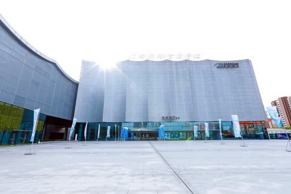  7月26日，第五屆中國（紹興）紡織新材料展在紹興國際會展中心拉開帷幕。500家企業(yè)參展，首日5000多名專業(yè)觀眾入場，展會炙熱的對接氛圍有如7月的氣浪，使行業(yè)快速升溫。海內(nèi)外企業(yè)積極響應(yīng)，原料龍頭企業(yè)高 &ldquo;復(fù)參率&rdquo;，歷經(jīng)五屆的新材料展有何獨(dú)特魅力？ 圖片  圖片  會展品質(zhì)乘勢而上   本屆新材料展獲得UFI國際展覽協(xié)會認(rèn)證，是工信部、商務(wù)部組織的2023年&ldquo;優(yōu)供給促升級&rdquo;系列活動(dòng)之一，基于往屆資源優(yōu)勢，對展覽規(guī)劃、買家邀約、會務(wù)聯(lián)動(dòng)等進(jìn)行了全線融合升級，展會品質(zhì)躍升，煥發(fā)新的風(fēng)采。展會由中國長絲織造協(xié)會、紹興市商務(wù)局、中國國際貿(mào)易委員會紹興市委員會、中國國際商會紹興商會、紹興市柯橋區(qū)會展業(yè)發(fā)展中心主辦，浙江三博會展股份有限公司聯(lián)合主辦，紹興市柯橋區(qū)中國輕紡城展會有限公司承辦，紹興市經(jīng)信局、浙江省紡織面料設(shè)計(jì)協(xié)會、七彩云、紹興市紡織行業(yè)協(xié)會協(xié)辦。  圖片  圖片  開幕盛況  國際展商同臺賽寶   本次展會共500家展商參展，設(shè)新材料、新織造、新設(shè)備、新面料四大特色展區(qū)，有超10萬款科技纖維、創(chuàng)新面料、紡機(jī)設(shè)備在展會發(fā)布。魏橋紡織、昆山東利、興發(fā)化纖、吉林化纖、通用新材料、德州恒豐、佳人新材料、浙江興發(fā)、紹興國周、鐠美科等知名紡織龍頭企業(yè)參展。紹興新昌紡機(jī)產(chǎn)業(yè)展團(tuán)、湖州長興織造產(chǎn)業(yè)展團(tuán)、諸暨繡花機(jī)械產(chǎn)業(yè)展團(tuán)、上虞染化料助劑產(chǎn)業(yè)展團(tuán)等區(qū)域展團(tuán)亮相。本屆展會更是引眾多RCEP國家和地區(qū)的展商組團(tuán)奔赴而來，在國際展區(qū)，韓國ditto時(shí)尚聯(lián)盟、緬甸中國商會、莫斯科中小企業(yè)工商會等國際展團(tuán)人氣旺盛。  圖片  企業(yè)展區(qū)  眾多展商聚焦雙碳熱點(diǎn)，圍繞綠色、健康、智造等方向展開產(chǎn)品角逐。魏橋紡織的生物基綠色環(huán)保+抗菌混紡系列、湖州威達(dá)集團(tuán)的綠色環(huán)保色紡紗系列、昆山東利的仿生透氣科技面料系列、吳江蘭天織造的UV對抗仿生科技面料、新型雙層直充防寒面料、機(jī)能無氨彈力面料等展品亮點(diǎn)頻出，展商企業(yè)開啟&ldquo;搶客&rdquo;模式，緊抓展會機(jī)遇尋求下游合作。本屆展會有更大規(guī)模的智能紡機(jī)、織機(jī)設(shè)備企業(yè)參展，進(jìn)一步彰顯國產(chǎn)智能織造的研發(fā)水平，鐠美科、浙江康立自控科技、浙江凱成智能設(shè)備、浙江瑪雅機(jī)電等展位帶來媲美國際水平的最新機(jī)械設(shè)備，令人矚目。  圖片  設(shè)備展區(qū)  探索解決行業(yè)困惑與瓶頸，是新材料展歷經(jīng)多屆與各企業(yè)總結(jié)、達(dá)成的共識，也是其不僅在于產(chǎn)品展貿(mào)，更在于新理念的交匯的價(jià)值內(nèi)涵。  國際視野論外貿(mào)   由中國紡織品進(jìn)出口商會主辦的2023紹興國際（RCEP）紡織服裝產(chǎn)業(yè)論壇系列活動(dòng)與展會同期同館開幕。論壇以&ldquo;RCEP新機(jī)遇-紡織產(chǎn)業(yè)新格局&rdquo;為主題，就國內(nèi)紡織產(chǎn)業(yè)結(jié)構(gòu)與RCEP國際紡織服裝產(chǎn)業(yè)的發(fā)展趨勢進(jìn)行研討與產(chǎn)業(yè)對接。中國紡織品進(jìn)出口商會副會長王宇、韓國時(shí)尚服裝人工智能研究所院長金蕙京、緬甸中國紡織服裝協(xié)會會長施坤等嘉賓為論壇開幕致辭。  圖片  圖片 論壇開幕式  論壇開幕式后，首場系列活動(dòng)韓國服飾流行趨勢論壇在展會時(shí)尚活動(dòng)區(qū)舉辦，多家韓國時(shí)裝品牌聯(lián)合走秀，同時(shí)Dito&ditto，ISAE，F(xiàn)&PLUS等韓國時(shí)尚機(jī)構(gòu)帶來韓國時(shí)尚產(chǎn)業(yè)與數(shù)字技術(shù)的發(fā)展趨勢分享。后續(xù)將陸續(xù)舉辦2023生物基纖維材料產(chǎn)業(yè)技術(shù)論壇、走進(jìn)中國輕紡城市場對接會、亞洲紡織服裝供應(yīng)鏈高增長論壇等系列活動(dòng)。  圖片  圖片 論壇系列活動(dòng)&mdash;&mdash;韓國服飾流行趨勢論壇  中國纖維展姿態(tài)   作為歷屆新材料展重要配套論壇，2023中國紹興紡織新材料論壇將于展會第二日舉辦。將聚集昆山東利、浙江中國輕紡城集團(tuán)、浙江佳人新材料、紹興隆泰石墨烯、特思達(dá)（TESTEX）、廣東人仁康、浙江中紡標(biāo)、紹興織蛛物聯(lián)科技等企業(yè)作新產(chǎn)品新項(xiàng)目分享，帶來中國輕紡城紡織新材料采購中心推介，環(huán)保面料、再生聚酯新材料、石墨烯等纖維面料創(chuàng)新產(chǎn)品發(fā)布，OEKO-TEX&reg; STANDARD 100安全標(biāo)準(zhǔn)、健康紡織品標(biāo)準(zhǔn)、5A光子抗菌、坯布在線檢測等檢測后整理技術(shù)分享，諸多亮點(diǎn)值得期待。  圖片  觸摸纖維時(shí)尚,躍升品牌能級,纖維材料的性能之變，已經(jīng)與終端產(chǎn)品在競爭市場的廝殺突圍息息相關(guān)，從面料到服裝、家紡，從國內(nèi)企業(yè)到海外品牌，都不能錯(cuò)過這一場產(chǎn)業(yè)對接的盛會。  跨越山海齊聚首   本屆展會借助今年全線升級之勢，全面擴(kuò)大對面料、服裝業(yè)大規(guī)模大品牌企業(yè)的邀約，并提前進(jìn)行買家需求的預(yù)采集和展商產(chǎn)品的預(yù)對接，顯著提升買家熱情和觀展效率。展會首日，丹東華洋紡織服裝、北京奔流野外運(yùn)動(dòng)服裝、北京方圣時(shí)尚、華紡股份有限公司等品牌買家應(yīng)邀而來，廣東、湖州、義烏、新疆等十余個(gè)地區(qū)采購團(tuán)紛紛到場，更有韓國、俄羅斯、越南、緬甸等數(shù)百名海外買家跨越山海來相會，如國際知名服裝品牌 J.K. Apparel、DOBB、LUBOO、YL co.,ltd、CHUNSANGDOO INNOCENCE、DAYGREEN INC等。  圖片  采供對接  商貿(mào)對接攬訂單   展會打通產(chǎn)業(yè)鏈，延伸展貿(mào)對接服務(wù)。現(xiàn)場，快時(shí)尚跨境電商企業(yè)SheIn開啟為期兩天的面料專場、服裝專場閉門采購會，帶來數(shù)百類采購需求。國內(nèi)品牌采購團(tuán)走進(jìn)紡織源產(chǎn)地中國輕紡城市場，展開時(shí)尚買手與優(yōu)質(zhì)原創(chuàng)面料的靈感碰撞。展會第二日，亞洲染料聯(lián)合會、韓國纖維產(chǎn)業(yè)研究院、莫斯科中小企業(yè)商會、越南紡織商會、緬甸中國商會等國際采購團(tuán)也將進(jìn)市場與柯橋面料企業(yè)接洽外貿(mào)訂單。  圖片  圖片 采供對接  2023中國（紹興）紡織新材料展打造了新材料、新技術(shù)的信息高地，以國際展會的標(biāo)準(zhǔn)，向內(nèi)外貿(mào)一體化展會平臺成長蛻變，它是當(dāng)下紡織供應(yīng)鏈趨勢的具象展示，更是一場中國纖維向世界的傾訴表達(dá)。  圖片  圖片 圖片 ?觸摸纖維時(shí)尚、躍升品牌能級，第五屆中國（紹興）紡織新材料展盛大開幕