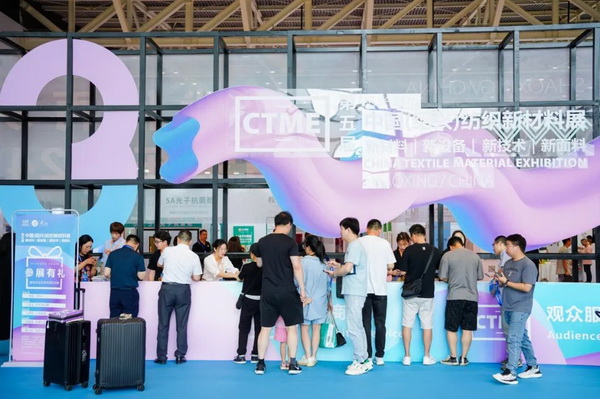  7月26日，第五屆中國（紹興）紡織新材料展在紹興國際會展中心拉開帷幕。500家企業(yè)參展，首日5000多名專業(yè)觀眾入場，展會炙熱的對接氛圍有如7月的氣浪，使行業(yè)快速升溫。海內(nèi)外企業(yè)積極響應(yīng)，原料龍頭企業(yè)高 &ldquo;復(fù)參率&rdquo;，歷經(jīng)五屆的新材料展有何獨(dú)特魅力？ 圖片  圖片  會展品質(zhì)乘勢而上   本屆新材料展獲得UFI國際展覽協(xié)會認(rèn)證，是工信部、商務(wù)部組織的2023年&ldquo;優(yōu)供給促升級&rdquo;系列活動(dòng)之一，基于往屆資源優(yōu)勢，對展覽規(guī)劃、買家邀約、會務(wù)聯(lián)動(dòng)等進(jìn)行了全線融合升級，展會品質(zhì)躍升，煥發(fā)新的風(fēng)采。展會由中國長絲織造協(xié)會、紹興市商務(wù)局、中國國際貿(mào)易委員會紹興市委員會、中國國際商會紹興商會、紹興市柯橋區(qū)會展業(yè)發(fā)展中心主辦，浙江三博會展股份有限公司聯(lián)合主辦，紹興市柯橋區(qū)中國輕紡城展會有限公司承辦，紹興市經(jīng)信局、浙江省紡織面料設(shè)計(jì)協(xié)會、七彩云、紹興市紡織行業(yè)協(xié)會協(xié)辦。  圖片  圖片  開幕盛況  國際展商同臺賽寶   本次展會共500家展商參展，設(shè)新材料、新織造、新設(shè)備、新面料四大特色展區(qū)，有超10萬款科技纖維、創(chuàng)新面料、紡機(jī)設(shè)備在展會發(fā)布。魏橋紡織、昆山東利、興發(fā)化纖、吉林化纖、通用新材料、德州恒豐、佳人新材料、浙江興發(fā)、紹興國周、鐠美科等知名紡織龍頭企業(yè)參展。紹興新昌紡機(jī)產(chǎn)業(yè)展團(tuán)、湖州長興織造產(chǎn)業(yè)展團(tuán)、諸暨繡花機(jī)械產(chǎn)業(yè)展團(tuán)、上虞染化料助劑產(chǎn)業(yè)展團(tuán)等區(qū)域展團(tuán)亮相。本屆展會更是引眾多RCEP國家和地區(qū)的展商組團(tuán)奔赴而來，在國際展區(qū)，韓國ditto時(shí)尚聯(lián)盟、緬甸中國商會、莫斯科中小企業(yè)工商會等國際展團(tuán)人氣旺盛。  圖片  企業(yè)展區(qū)  眾多展商聚焦雙碳熱點(diǎn)，圍繞綠色、健康、智造等方向展開產(chǎn)品角逐。魏橋紡織的生物基綠色環(huán)保+抗菌混紡系列、湖州威達(dá)集團(tuán)的綠色環(huán)保色紡紗系列、昆山東利的仿生透氣科技面料系列、吳江蘭天織造的UV對抗仿生科技面料、新型雙層直充防寒面料、機(jī)能無氨彈力面料等展品亮點(diǎn)頻出，展商企業(yè)開啟&ldquo;搶客&rdquo;模式，緊抓展會機(jī)遇尋求下游合作。本屆展會有更大規(guī)模的智能紡機(jī)、織機(jī)設(shè)備企業(yè)參展，進(jìn)一步彰顯國產(chǎn)智能織造的研發(fā)水平，鐠美科、浙江康立自控科技、浙江凱成智能設(shè)備、浙江瑪雅機(jī)電等展位帶來媲美國際水平的最新機(jī)械設(shè)備，令人矚目。  圖片  設(shè)備展區(qū)  探索解決行業(yè)困惑與瓶頸，是新材料展歷經(jīng)多屆與各企業(yè)總結(jié)、達(dá)成的共識，也是其不僅在于產(chǎn)品展貿(mào)，更在于新理念的交匯的價(jià)值內(nèi)涵。  國際視野論外貿(mào)   由中國紡織品進(jìn)出口商會主辦的2023紹興國際（RCEP）紡織服裝產(chǎn)業(yè)論壇系列活動(dòng)與展會同期同館開幕。論壇以&ldquo;RCEP新機(jī)遇-紡織產(chǎn)業(yè)新格局&rdquo;為主題，就國內(nèi)紡織產(chǎn)業(yè)結(jié)構(gòu)與RCEP國際紡織服裝產(chǎn)業(yè)的發(fā)展趨勢進(jìn)行研討與產(chǎn)業(yè)對接。中國紡織品進(jìn)出口商會副會長王宇、韓國時(shí)尚服裝人工智能研究所院長金蕙京、緬甸中國紡織服裝協(xié)會會長施坤等嘉賓為論壇開幕致辭。  圖片  圖片 論壇開幕式  論壇開幕式后，首場系列活動(dòng)韓國服飾流行趨勢論壇在展會時(shí)尚活動(dòng)區(qū)舉辦，多家韓國時(shí)裝品牌聯(lián)合走秀，同時(shí)Dito&ditto，ISAE，F(xiàn)&PLUS等韓國時(shí)尚機(jī)構(gòu)帶來韓國時(shí)尚產(chǎn)業(yè)與數(shù)字技術(shù)的發(fā)展趨勢分享。后續(xù)將陸續(xù)舉辦2023生物基纖維材料產(chǎn)業(yè)技術(shù)論壇、走進(jìn)中國輕紡城市場對接會、亞洲紡織服裝供應(yīng)鏈高增長論壇等系列活動(dòng)。  圖片  圖片 論壇系列活動(dòng)&mdash;&mdash;韓國服飾流行趨勢論壇  中國纖維展姿態(tài)   作為歷屆新材料展重要配套論壇，2023中國紹興紡織新材料論壇將于展會第二日舉辦。將聚集昆山東利、浙江中國輕紡城集團(tuán)、浙江佳人新材料、紹興隆泰石墨烯、特思達(dá)（TESTEX）、廣東人仁康、浙江中紡標(biāo)、紹興織蛛物聯(lián)科技等企業(yè)作新產(chǎn)品新項(xiàng)目分享，帶來中國輕紡城紡織新材料采購中心推介，環(huán)保面料、再生聚酯新材料、石墨烯等纖維面料創(chuàng)新產(chǎn)品發(fā)布，OEKO-TEX&reg; STANDARD 100安全標(biāo)準(zhǔn)、健康紡織品標(biāo)準(zhǔn)、5A光子抗菌、坯布在線檢測等檢測后整理技術(shù)分享，諸多亮點(diǎn)值得期待。  圖片  觸摸纖維時(shí)尚,躍升品牌能級,纖維材料的性能之變，已經(jīng)與終端產(chǎn)品在競爭市場的廝殺突圍息息相關(guān)，從面料到服裝、家紡，從國內(nèi)企業(yè)到海外品牌，都不能錯(cuò)過這一場產(chǎn)業(yè)對接的盛會。  跨越山海齊聚首   本屆展會借助今年全線升級之勢，全面擴(kuò)大對面料、服裝業(yè)大規(guī)模大品牌企業(yè)的邀約，并提前進(jìn)行買家需求的預(yù)采集和展商產(chǎn)品的預(yù)對接，顯著提升買家熱情和觀展效率。展會首日，丹東華洋紡織服裝、北京奔流野外運(yùn)動(dòng)服裝、北京方圣時(shí)尚、華紡股份有限公司等品牌買家應(yīng)邀而來，廣東、湖州、義烏、新疆等十余個(gè)地區(qū)采購團(tuán)紛紛到場，更有韓國、俄羅斯、越南、緬甸等數(shù)百名海外買家跨越山海來相會，如國際知名服裝品牌 J.K. Apparel、DOBB、LUBOO、YL co.,ltd、CHUNSANGDOO INNOCENCE、DAYGREEN INC等。  圖片  采供對接  商貿(mào)對接攬訂單   展會打通產(chǎn)業(yè)鏈，延伸展貿(mào)對接服務(wù)。現(xiàn)場，快時(shí)尚跨境電商企業(yè)SheIn開啟為期兩天的面料專場、服裝專場閉門采購會，帶來數(shù)百類采購需求。國內(nèi)品牌采購團(tuán)走進(jìn)紡織源產(chǎn)地中國輕紡城市場，展開時(shí)尚買手與優(yōu)質(zhì)原創(chuàng)面料的靈感碰撞。展會第二日，亞洲染料聯(lián)合會、韓國纖維產(chǎn)業(yè)研究院、莫斯科中小企業(yè)商會、越南紡織商會、緬甸中國商會等國際采購團(tuán)也將進(jìn)市場與柯橋面料企業(yè)接洽外貿(mào)訂單。  圖片  圖片 采供對接  2023中國（紹興）紡織新材料展打造了新材料、新技術(shù)的信息高地，以國際展會的標(biāo)準(zhǔn)，向內(nèi)外貿(mào)一體化展會平臺成長蛻變，它是當(dāng)下紡織供應(yīng)鏈趨勢的具象展示，更是一場中國纖維向世界的傾訴表達(dá)。  圖片  圖片 圖片 ?觸摸纖維時(shí)尚、躍升品牌能級，第五屆中國（紹興）紡織新材料展盛大開幕