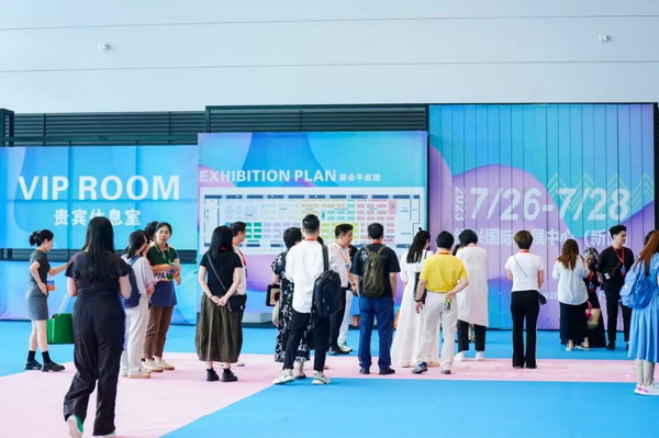  7月26日，第五屆中國（紹興）紡織新材料展在紹興國際會展中心拉開帷幕。500家企業(yè)參展，首日5000多名專業(yè)觀眾入場，展會炙熱的對接氛圍有如7月的氣浪，使行業(yè)快速升溫。海內(nèi)外企業(yè)積極響應(yīng)，原料龍頭企業(yè)高 &ldquo;復(fù)參率&rdquo;，歷經(jīng)五屆的新材料展有何獨(dú)特魅力？ 圖片  圖片  會展品質(zhì)乘勢而上   本屆新材料展獲得UFI國際展覽協(xié)會認(rèn)證，是工信部、商務(wù)部組織的2023年&ldquo;優(yōu)供給促升級&rdquo;系列活動(dòng)之一，基于往屆資源優(yōu)勢，對展覽規(guī)劃、買家邀約、會務(wù)聯(lián)動(dòng)等進(jìn)行了全線融合升級，展會品質(zhì)躍升，煥發(fā)新的風(fēng)采。展會由中國長絲織造協(xié)會、紹興市商務(wù)局、中國國際貿(mào)易委員會紹興市委員會、中國國際商會紹興商會、紹興市柯橋區(qū)會展業(yè)發(fā)展中心主辦，浙江三博會展股份有限公司聯(lián)合主辦，紹興市柯橋區(qū)中國輕紡城展會有限公司承辦，紹興市經(jīng)信局、浙江省紡織面料設(shè)計(jì)協(xié)會、七彩云、紹興市紡織行業(yè)協(xié)會協(xié)辦。  圖片  圖片  開幕盛況  國際展商同臺賽寶   本次展會共500家展商參展，設(shè)新材料、新織造、新設(shè)備、新面料四大特色展區(qū)，有超10萬款科技纖維、創(chuàng)新面料、紡機(jī)設(shè)備在展會發(fā)布。魏橋紡織、昆山東利、興發(fā)化纖、吉林化纖、通用新材料、德州恒豐、佳人新材料、浙江興發(fā)、紹興國周、鐠美科等知名紡織龍頭企業(yè)參展。紹興新昌紡機(jī)產(chǎn)業(yè)展團(tuán)、湖州長興織造產(chǎn)業(yè)展團(tuán)、諸暨繡花機(jī)械產(chǎn)業(yè)展團(tuán)、上虞染化料助劑產(chǎn)業(yè)展團(tuán)等區(qū)域展團(tuán)亮相。本屆展會更是引眾多RCEP國家和地區(qū)的展商組團(tuán)奔赴而來，在國際展區(qū)，韓國ditto時(shí)尚聯(lián)盟、緬甸中國商會、莫斯科中小企業(yè)工商會等國際展團(tuán)人氣旺盛。  圖片  企業(yè)展區(qū)  眾多展商聚焦雙碳熱點(diǎn)，圍繞綠色、健康、智造等方向展開產(chǎn)品角逐。魏橋紡織的生物基綠色環(huán)保+抗菌混紡系列、湖州威達(dá)集團(tuán)的綠色環(huán)保色紡紗系列、昆山東利的仿生透氣科技面料系列、吳江蘭天織造的UV對抗仿生科技面料、新型雙層直充防寒面料、機(jī)能無氨彈力面料等展品亮點(diǎn)頻出，展商企業(yè)開啟&ldquo;搶客&rdquo;模式，緊抓展會機(jī)遇尋求下游合作。本屆展會有更大規(guī)模的智能紡機(jī)、織機(jī)設(shè)備企業(yè)參展，進(jìn)一步彰顯國產(chǎn)智能織造的研發(fā)水平，鐠美科、浙江康立自控科技、浙江凱成智能設(shè)備、浙江瑪雅機(jī)電等展位帶來媲美國際水平的最新機(jī)械設(shè)備，令人矚目。  圖片  設(shè)備展區(qū)  探索解決行業(yè)困惑與瓶頸，是新材料展歷經(jīng)多屆與各企業(yè)總結(jié)、達(dá)成的共識，也是其不僅在于產(chǎn)品展貿(mào)，更在于新理念的交匯的價(jià)值內(nèi)涵。  國際視野論外貿(mào)   由中國紡織品進(jìn)出口商會主辦的2023紹興國際（RCEP）紡織服裝產(chǎn)業(yè)論壇系列活動(dòng)與展會同期同館開幕。論壇以&ldquo;RCEP新機(jī)遇-紡織產(chǎn)業(yè)新格局&rdquo;為主題，就國內(nèi)紡織產(chǎn)業(yè)結(jié)構(gòu)與RCEP國際紡織服裝產(chǎn)業(yè)的發(fā)展趨勢進(jìn)行研討與產(chǎn)業(yè)對接。中國紡織品進(jìn)出口商會副會長王宇、韓國時(shí)尚服裝人工智能研究所院長金蕙京、緬甸中國紡織服裝協(xié)會會長施坤等嘉賓為論壇開幕致辭。  圖片  圖片 論壇開幕式  論壇開幕式后，首場系列活動(dòng)韓國服飾流行趨勢論壇在展會時(shí)尚活動(dòng)區(qū)舉辦，多家韓國時(shí)裝品牌聯(lián)合走秀，同時(shí)Dito&ditto，ISAE，F(xiàn)&PLUS等韓國時(shí)尚機(jī)構(gòu)帶來韓國時(shí)尚產(chǎn)業(yè)與數(shù)字技術(shù)的發(fā)展趨勢分享。后續(xù)將陸續(xù)舉辦2023生物基纖維材料產(chǎn)業(yè)技術(shù)論壇、走進(jìn)中國輕紡城市場對接會、亞洲紡織服裝供應(yīng)鏈高增長論壇等系列活動(dòng)。  圖片  圖片 論壇系列活動(dòng)&mdash;&mdash;韓國服飾流行趨勢論壇  中國纖維展姿態(tài)   作為歷屆新材料展重要配套論壇，2023中國紹興紡織新材料論壇將于展會第二日舉辦。將聚集昆山東利、浙江中國輕紡城集團(tuán)、浙江佳人新材料、紹興隆泰石墨烯、特思達(dá)（TESTEX）、廣東人仁康、浙江中紡標(biāo)、紹興織蛛物聯(lián)科技等企業(yè)作新產(chǎn)品新項(xiàng)目分享，帶來中國輕紡城紡織新材料采購中心推介，環(huán)保面料、再生聚酯新材料、石墨烯等纖維面料創(chuàng)新產(chǎn)品發(fā)布，OEKO-TEX&reg; STANDARD 100安全標(biāo)準(zhǔn)、健康紡織品標(biāo)準(zhǔn)、5A光子抗菌、坯布在線檢測等檢測后整理技術(shù)分享，諸多亮點(diǎn)值得期待。  圖片  觸摸纖維時(shí)尚,躍升品牌能級,纖維材料的性能之變，已經(jīng)與終端產(chǎn)品在競爭市場的廝殺突圍息息相關(guān)，從面料到服裝、家紡，從國內(nèi)企業(yè)到海外品牌，都不能錯(cuò)過這一場產(chǎn)業(yè)對接的盛會。  跨越山海齊聚首   本屆展會借助今年全線升級之勢，全面擴(kuò)大對面料、服裝業(yè)大規(guī)模大品牌企業(yè)的邀約，并提前進(jìn)行買家需求的預(yù)采集和展商產(chǎn)品的預(yù)對接，顯著提升買家熱情和觀展效率。展會首日，丹東華洋紡織服裝、北京奔流野外運(yùn)動(dòng)服裝、北京方圣時(shí)尚、華紡股份有限公司等品牌買家應(yīng)邀而來，廣東、湖州、義烏、新疆等十余個(gè)地區(qū)采購團(tuán)紛紛到場，更有韓國、俄羅斯、越南、緬甸等數(shù)百名海外買家跨越山海來相會，如國際知名服裝品牌 J.K. Apparel、DOBB、LUBOO、YL co.,ltd、CHUNSANGDOO INNOCENCE、DAYGREEN INC等。  圖片  采供對接  商貿(mào)對接攬訂單   展會打通產(chǎn)業(yè)鏈，延伸展貿(mào)對接服務(wù)。現(xiàn)場，快時(shí)尚跨境電商企業(yè)SheIn開啟為期兩天的面料專場、服裝專場閉門采購會，帶來數(shù)百類采購需求。國內(nèi)品牌采購團(tuán)走進(jìn)紡織源產(chǎn)地中國輕紡城市場，展開時(shí)尚買手與優(yōu)質(zhì)原創(chuàng)面料的靈感碰撞。展會第二日，亞洲染料聯(lián)合會、韓國纖維產(chǎn)業(yè)研究院、莫斯科中小企業(yè)商會、越南紡織商會、緬甸中國商會等國際采購團(tuán)也將進(jìn)市場與柯橋面料企業(yè)接洽外貿(mào)訂單。  圖片  圖片 采供對接  2023中國（紹興）紡織新材料展打造了新材料、新技術(shù)的信息高地，以國際展會的標(biāo)準(zhǔn)，向內(nèi)外貿(mào)一體化展會平臺成長蛻變，它是當(dāng)下紡織供應(yīng)鏈趨勢的具象展示，更是一場中國纖維向世界的傾訴表達(dá)。  圖片  圖片 圖片 ?觸摸纖維時(shí)尚、躍升品牌能級，第五屆中國（紹興）紡織新材料展盛大開幕