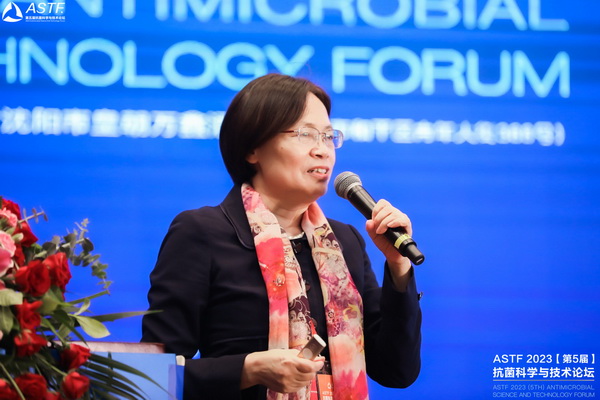 八月盛京，秋意漸濃，8月10日上午，為期兩天的ASTF2023（第5屆）抗菌科學與技術(shù)論壇在沈陽皇朝萬鑫酒店開幕，本次論壇由中關(guān)村匯智抗菌新材料產(chǎn)業(yè)技術(shù)創(chuàng)新聯(lián)盟、東北大學和中國科學院金屬研究所共同主辦，將有本次大會以&ldquo;抗菌科學引領(lǐng)生物安全&rdquo;為主題，&ldquo;3位院士大會報告+14個分會場/論壇+260+報告+逾80墻報+現(xiàn)場展位&rdquo;論文摘要集等多種形式展示最新抗菌科學和研究，并以現(xiàn)場展位形式介紹最新抗菌技術(shù)、產(chǎn)品、儀器和設備等，以增進國內(nèi)外抗菌學術(shù)交流，促進抗菌科學創(chuàng)新與發(fā)展。 來自全國220多家高校、科研院所，以及110多家企業(yè)的超700位會議代表出席。