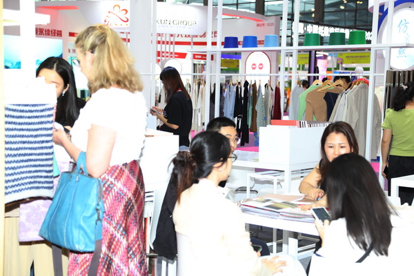 覓良品，謀合作！2024intertextile大灣區(qū)展組織服裝設(shè)計師組隊走進中國流行面料入圍企業(yè)