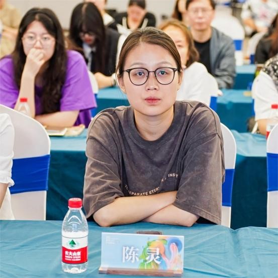 把握展陳設計前沿趨勢，柯橋天天時尚為紡企提供展廳升級實用指南！