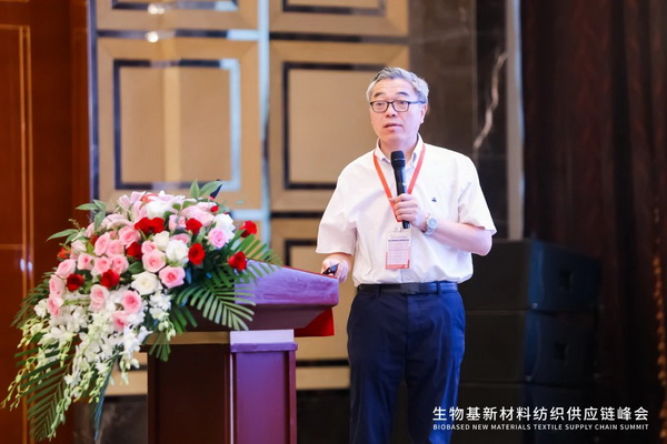 7月的上海酷暑難耐,但也阻擋不了行業人士對生物基新材料的熱情。7月22日,生物基新材料紡織供應鏈峰會成功舉辦,會場內座無虛席,行業領導、高校和科研院所專家、產業鏈上下游優秀企業和終端品牌的材料專家,相聚一起,共同探討“新材料、新技術、新模式”如何引領紡織產業的綠色轉型與升級。會議由黑龍江伊品新材料有限公司主辦、生物基尼龍紡織產業聯盟承辦、中國化學纖維工業協會指導。