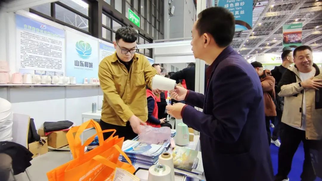 實力&ldquo;圈粉&rdquo;，盡展產(chǎn)業(yè)新風(fēng)貌！山東聊城展團(tuán)首次亮相2025yarnexpo春夏紗線展