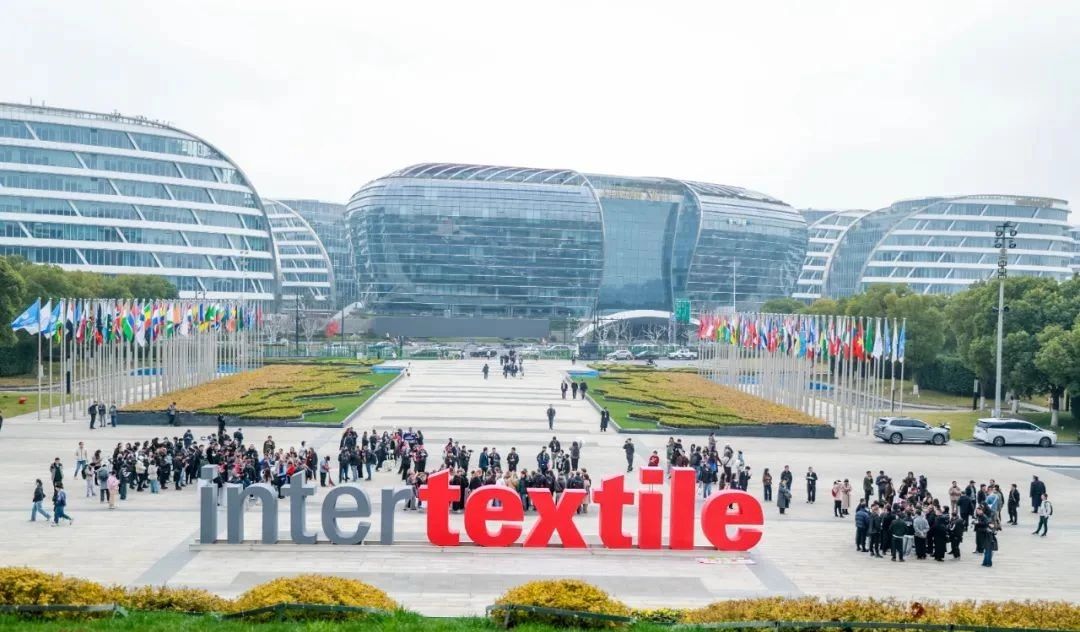 3月13日，為期三天的2025intertextile春夏面輔料展在國(guó)家會(huì)展中心（上海）圓滿落幕。本屆博覽會(huì)以近19萬平方米總展出面積，匯聚來自全球24個(gè)國(guó)家和地區(qū)的超3100家參展商。從源頭為紡織行業(yè)高質(zhì)量發(fā)展注入信心與動(dòng)能，展示了紡織行業(yè)的最新技術(shù)與創(chuàng)新成果。其中，海纖生物的海藻纖維、海絲林及海藻炭泥系列產(chǎn)品憑借其深海黑科技的獨(dú)特魅力，成為展會(huì)焦點(diǎn)，吸引了眾多專業(yè)觀眾的目光。