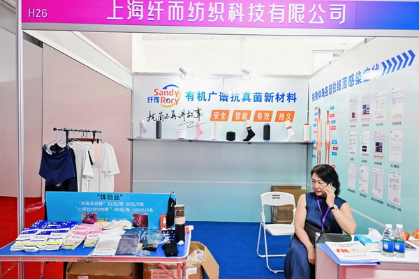 71K 有 機 廣 譜 抗 菌材 料 ， 是 將 抗 菌 母 粒 與 普 通 尼 龍 母 粒 熔融 后 ， 在 生 產 時 形 成 不 同 濃 度 的 長 絲 或短 纖 ， 按 不 同 需 求 比 例,將 其 混 紡 或 直 接噴 絲,應 用 在 針 織 、 梭 織 或 無 紡 布 等 貼 膚 類 產 品 中,起 到滅菌、防霉、消 臭 的 效 果，71K不含銀、銅、鋅、鉛、鋇等重 金 屬 和 納 米 級 材料，屬 有 機(高分子化合物)&ldquo;非溶出型&rdquo;的安 全 抗 菌 材 料。