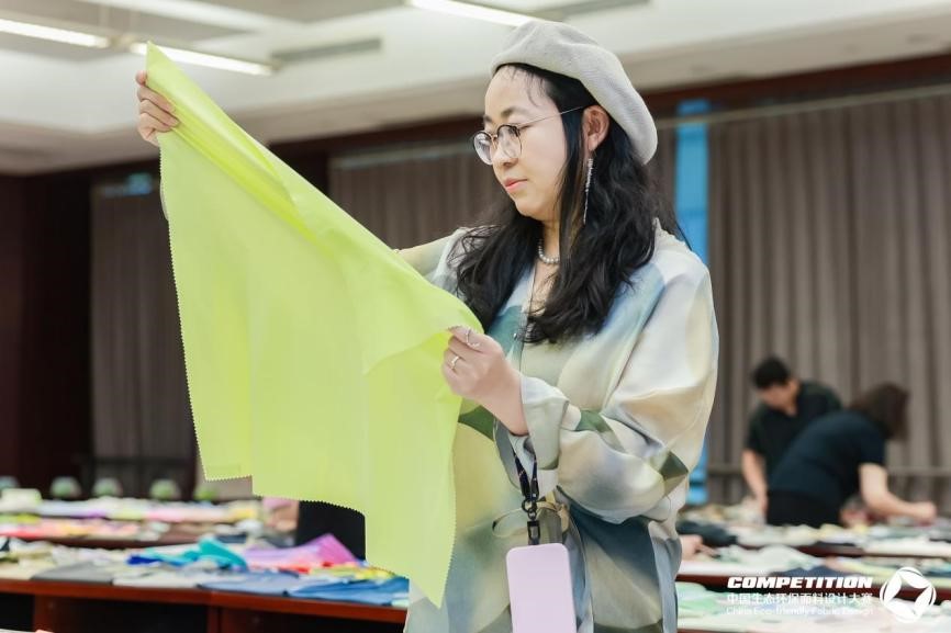 2800款面料&ldquo;綠動(dòng)時(shí)尚&rdquo;，2025第八屆中國(guó)生態(tài)環(huán)保面料設(shè)計(jì)大賽評(píng)審會(huì)在盛澤舉辦！