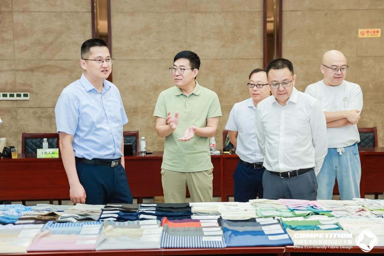 2800款面料&ldquo;綠動(dòng)時(shí)尚&rdquo;，2025第八屆中國(guó)生態(tài)環(huán)保面料設(shè)計(jì)大賽評(píng)審會(huì)在盛澤舉辦！