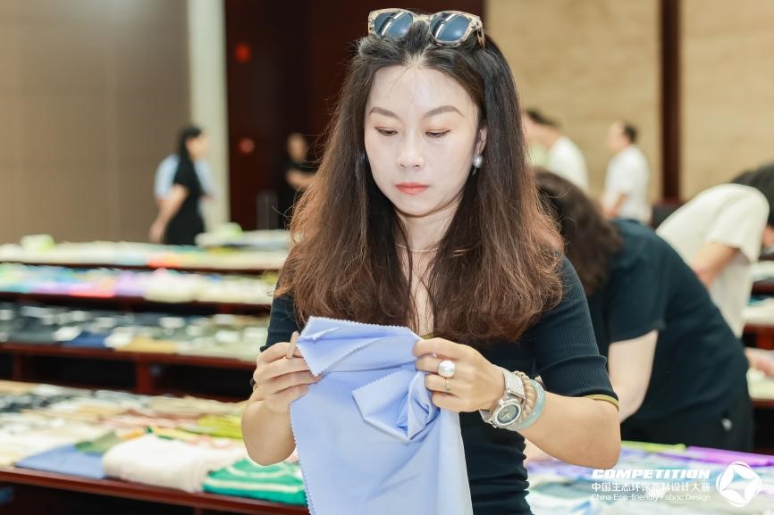 2800款面料&ldquo;綠動(dòng)時(shí)尚&rdquo;，2025第八屆中國(guó)生態(tài)環(huán)保面料設(shè)計(jì)大賽評(píng)審會(huì)在盛澤舉辦！