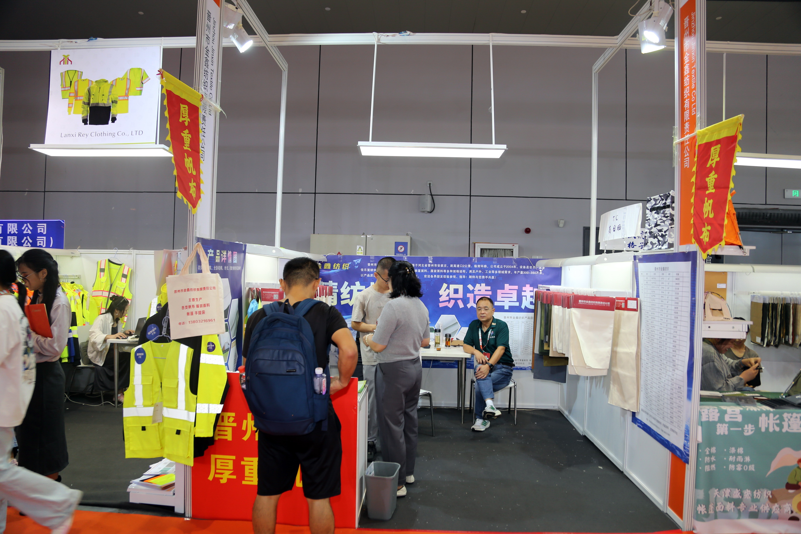 40余家石家莊紡服企業齊聚滬上，成為中紡聯秋季聯展上靚麗的風景線