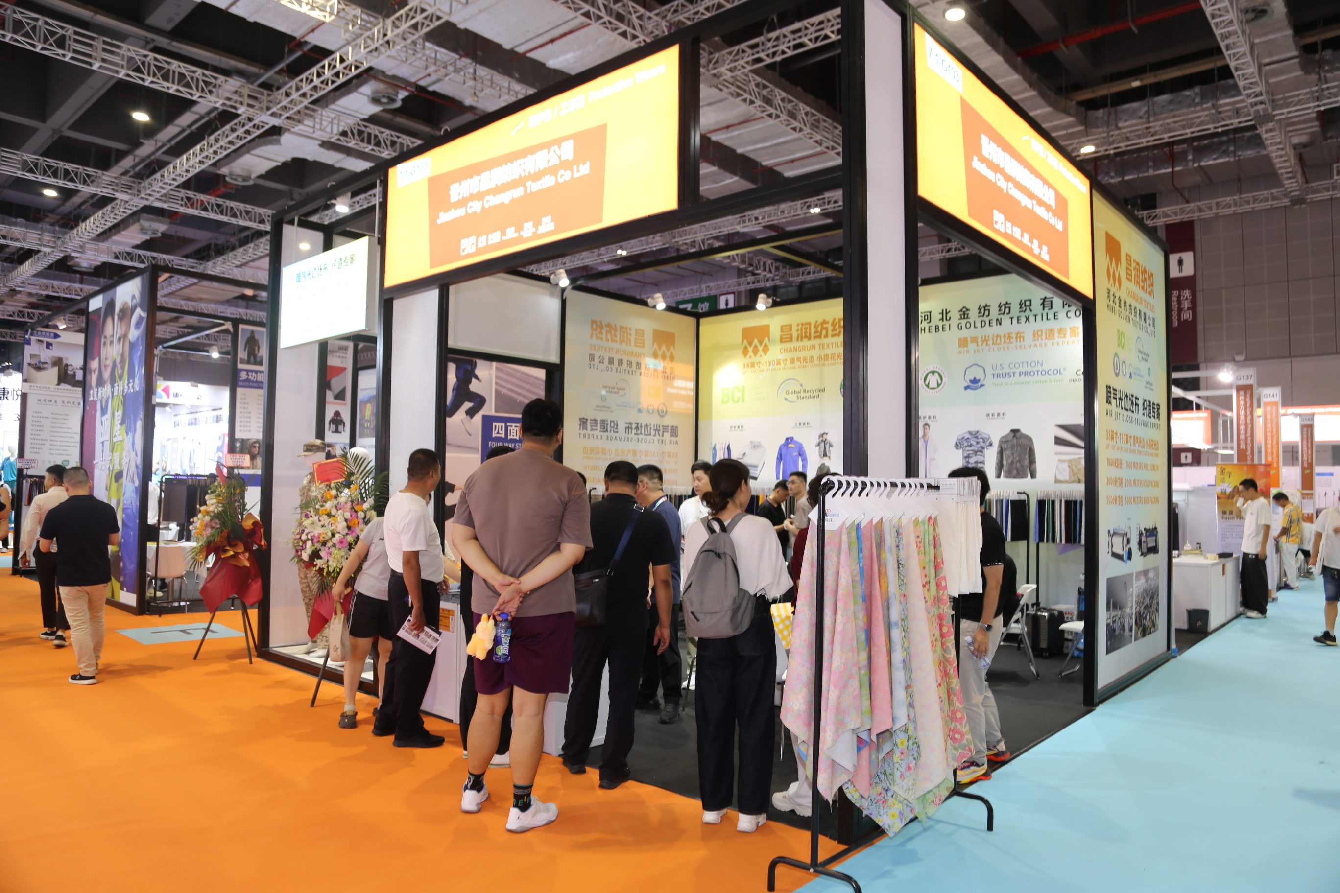 40余家石家莊紡服企業齊聚滬上，成為中紡聯秋季聯展上靚麗的風景線