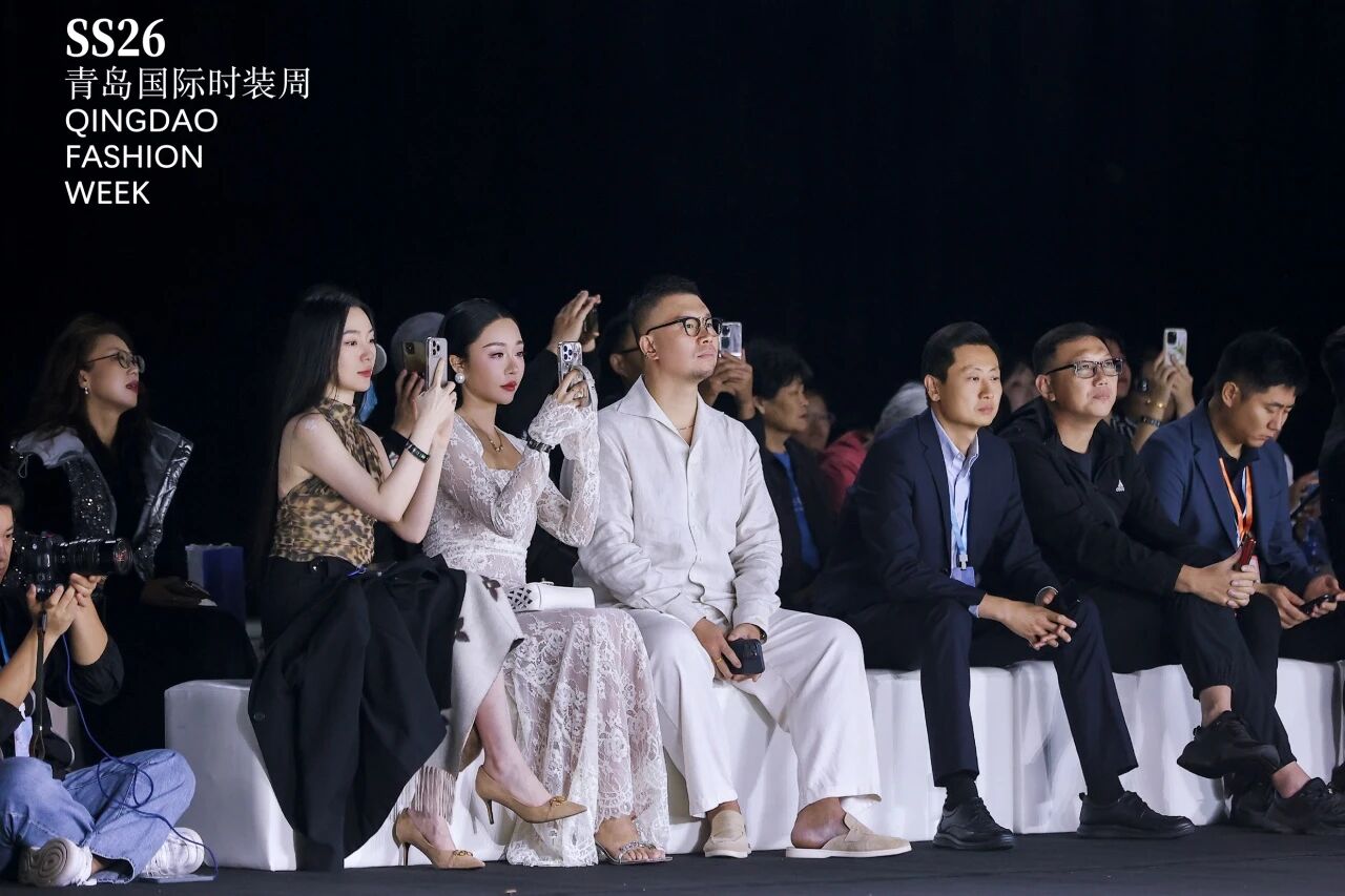 潮涌浮山灣畔 時(shí)尚綺夢(mèng)啟航--2025中國(guó)（青島）國(guó)際時(shí)裝周盛大啟幕！