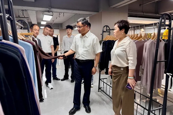 中國紡織品進(jìn)出口商會(huì)曹甲昌會(huì)長出席廣交會(huì)相關(guān)活動(dòng)并調(diào)研企業(yè)