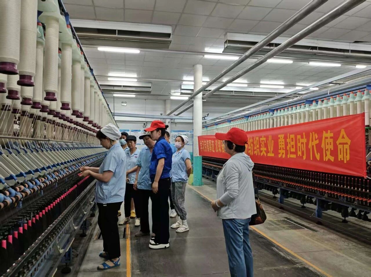  &ldquo;中國(guó)夢(mèng)&middot;勞動(dòng)美&rdquo;全國(guó)職工宣講團(tuán)財(cái)貿(mào)輕紡煙草產(chǎn)業(yè)特色分團(tuán)走進(jìn)校園暨紡織行業(yè)&ldquo;勞模工匠助企行&rdquo;（石家莊站）活動(dòng)成功舉行